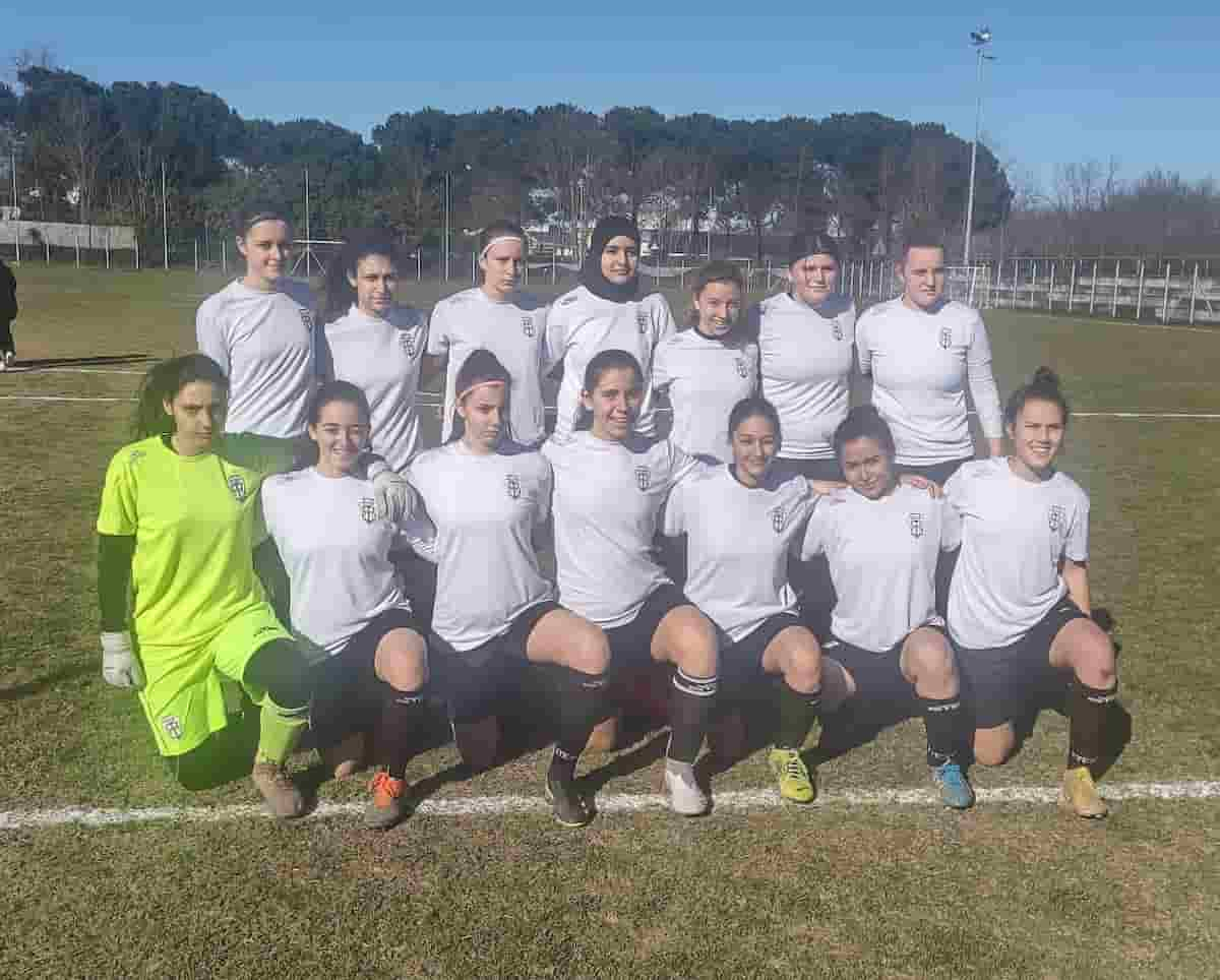 Vercelli, calciatrice con il velo: l'arbitro ferma la partita perché lei si rifiuta di toglierselo