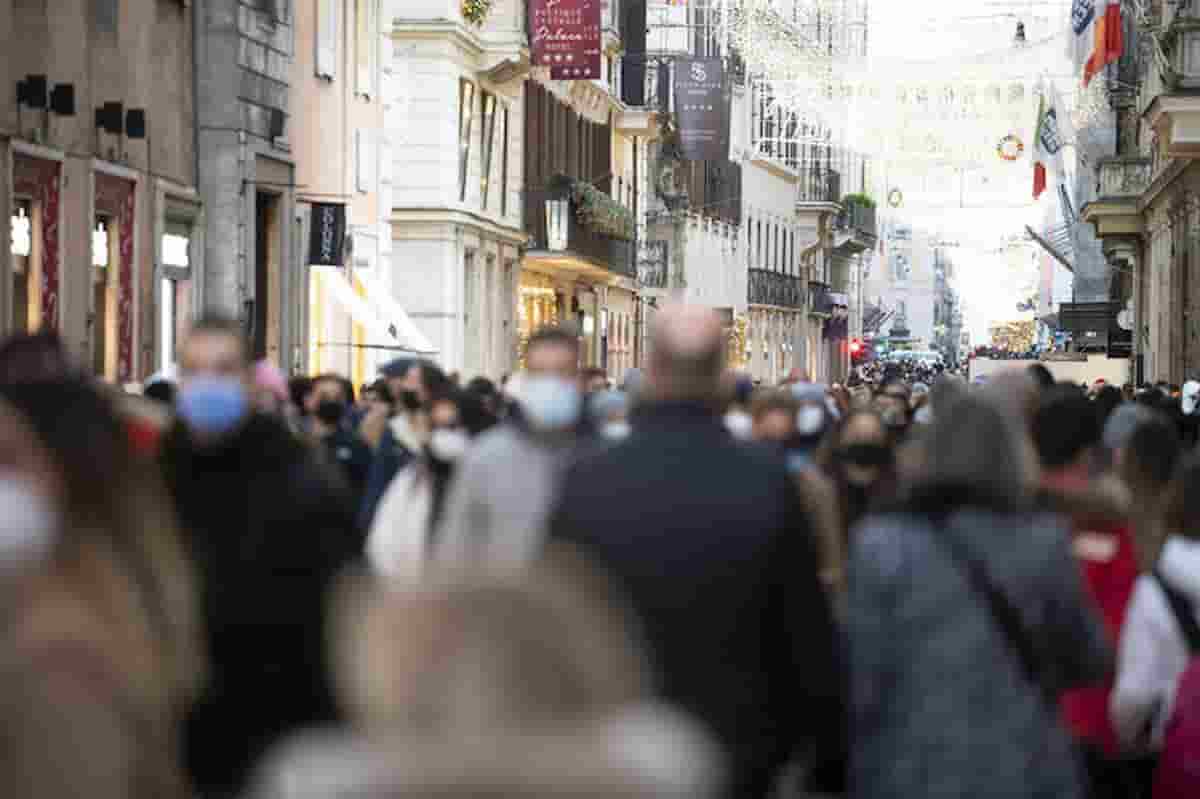 Covid, ultimi due mesi da nemico pubblico numero uno: poi malattia "privata" come le altre