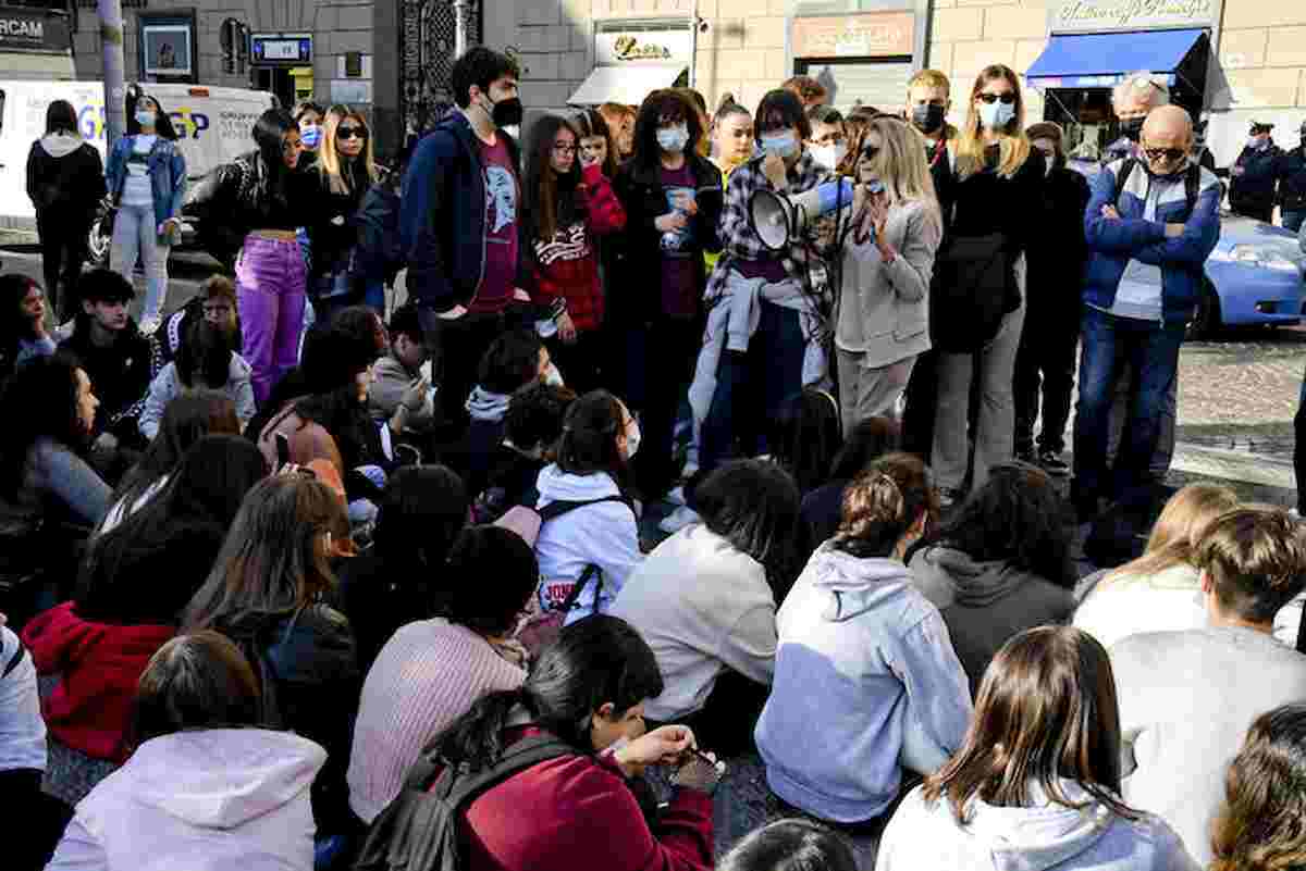 studenti protestano, foto ansa