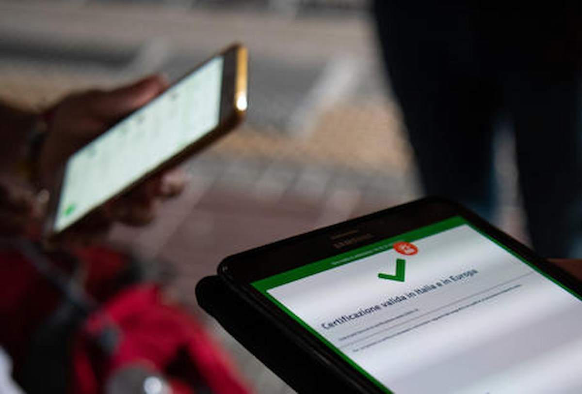 Super Green Pass, per gli over 50 resta l'obbligo fino al 15 giugno. Cosa cambia dal 1 aprile