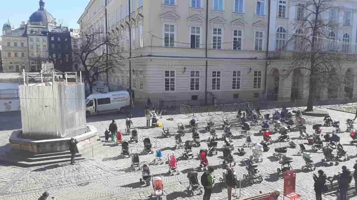 Ucraina, a Leopoli 109 passeggini vuoti per dire basta alla strage dei bambini FOTO