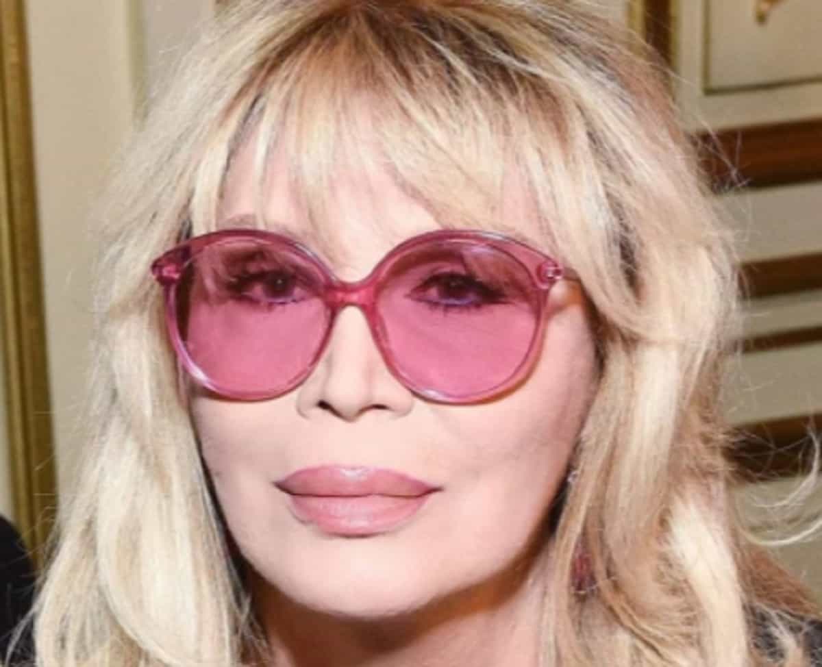 Amanda Lear e la frase sulle prostitute ucraine a Domenica In, Mara Venier si dissocia