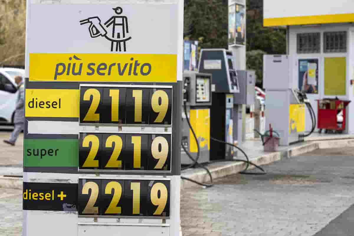 Benzina e gasolio: il prezzo 15 centesimi giù, dice il Governo, ma da quando? Questo weekend il pieno torna a 2?