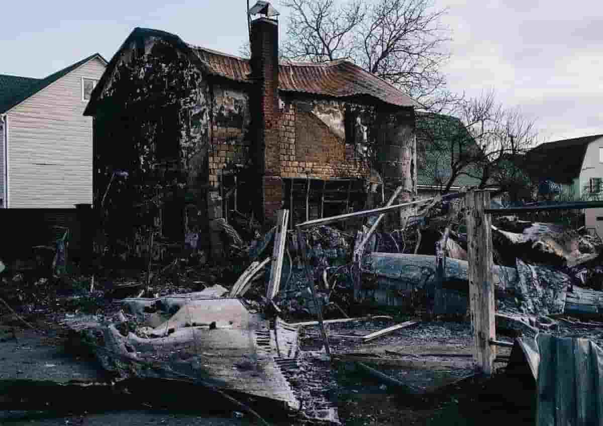 Ucraina, caccia russo colpito si schianta contro un palazzo a Kiev