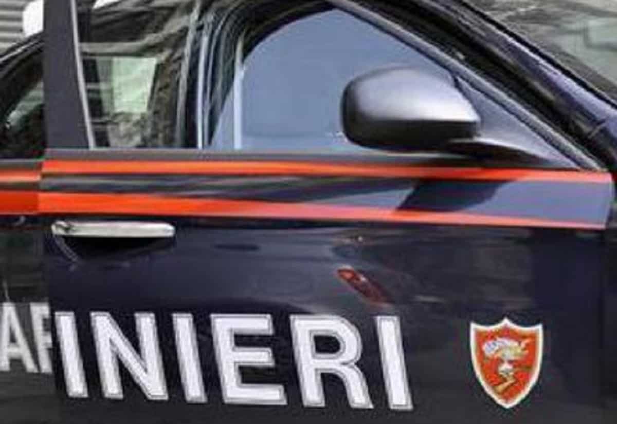 Sparatoria Nettuno, feriti padre e figlio di 16 anni. Caccia all'uomo in tutta la zona