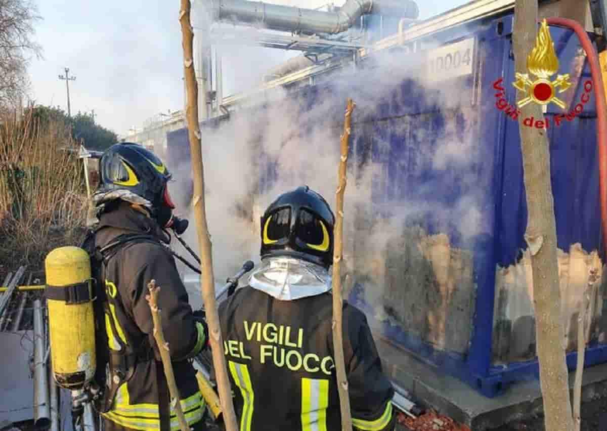 Gallarate (Varese), fabbrica in fiamme. L'allarme del sindaco: "Restate in casa"