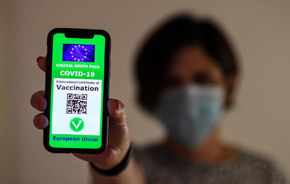 Green Pass addio dal primo maggio (da aprile per over 50 al lavoro). Mascherine al chiuso almeno fino al 30 aprile