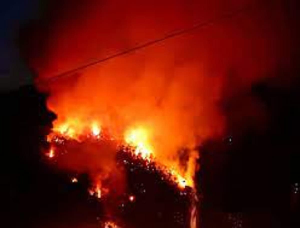 Pescia (Pistoia), incendio a Madonna del Tamburino: in azione elicotteri e Canadair