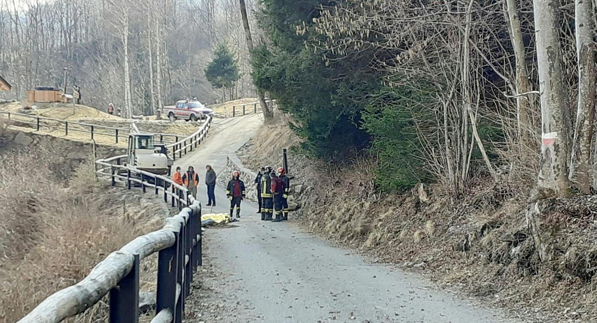 Monno (Brescia), si ribalta con l'escavatore in un corso d'acqua: morto operaio 52enne