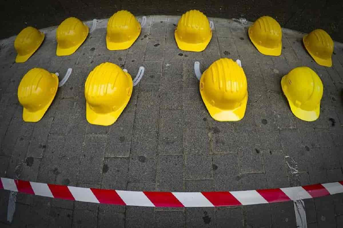 Fagnano Olona (Varese): morto sul lavoro un operaio di 41 anni caduto da una scala
