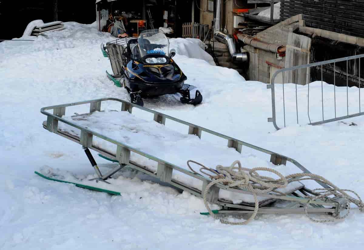 Livigno (Sondrio), motoslitta si ribalta, finisce in una scarpata e prende fuoco: un morto e un ferito grave