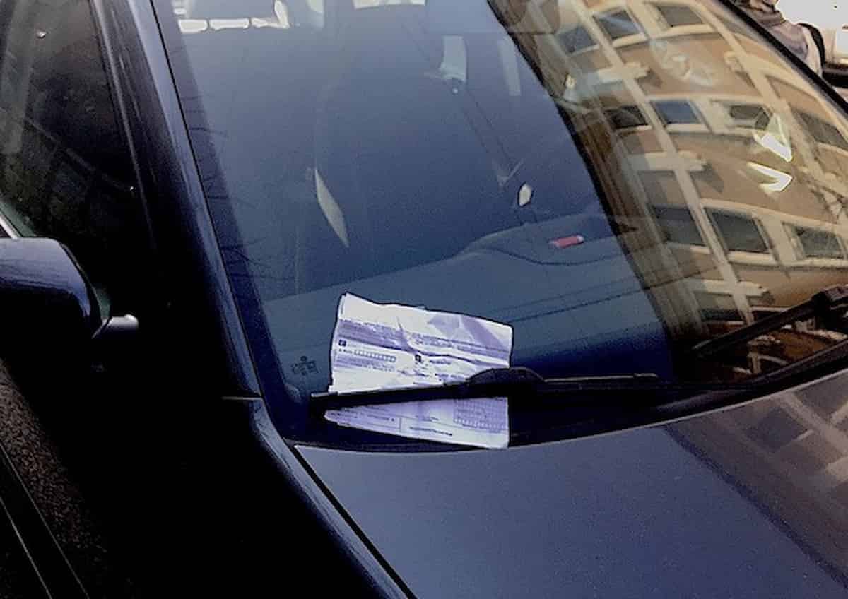 Milano vigili urbani bottigliate