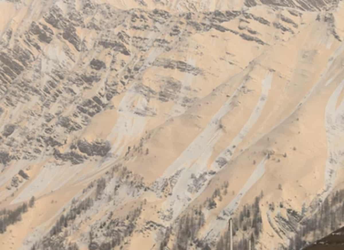 Courmayeur, il fenomeno della neve rossa sulle Alpi occidentali. Ecco cosa sta succedendo VIDEO