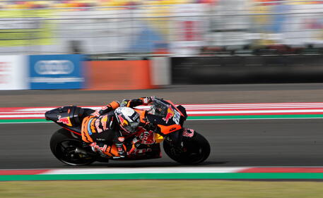 MotoGP, in Indonesia ha vinto Miguel Oliveira (Ktm) dopo il diluvio, Bastianini (Ducati) resta leader del Mondiale