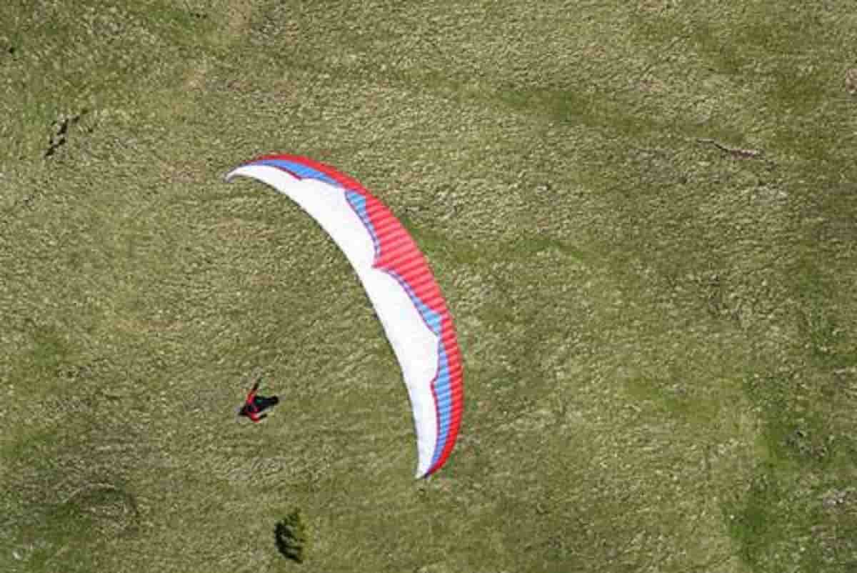 Aosta, precipita col parapendio a Thouraz di Sarre: morta guida alpina 41enne