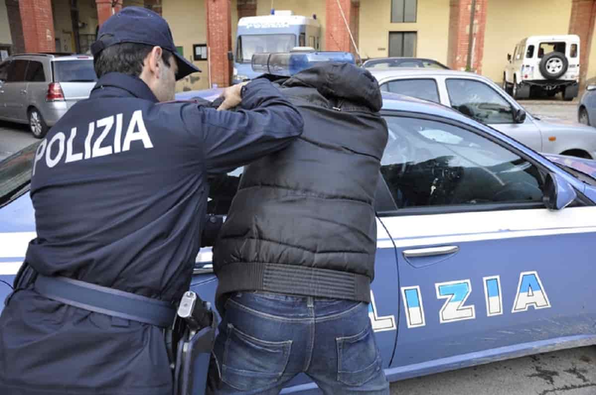Roma, uomo dà fuoco alla compagna per strada: la donna è ricoverata in gravi condizioni