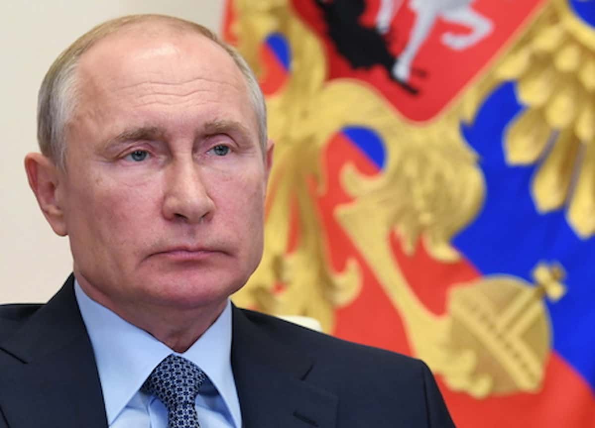 Il linguaggio del corpo di Putin svela la sua fame insaziabile, aggressività e rabbia, anche la sua autorevolezza