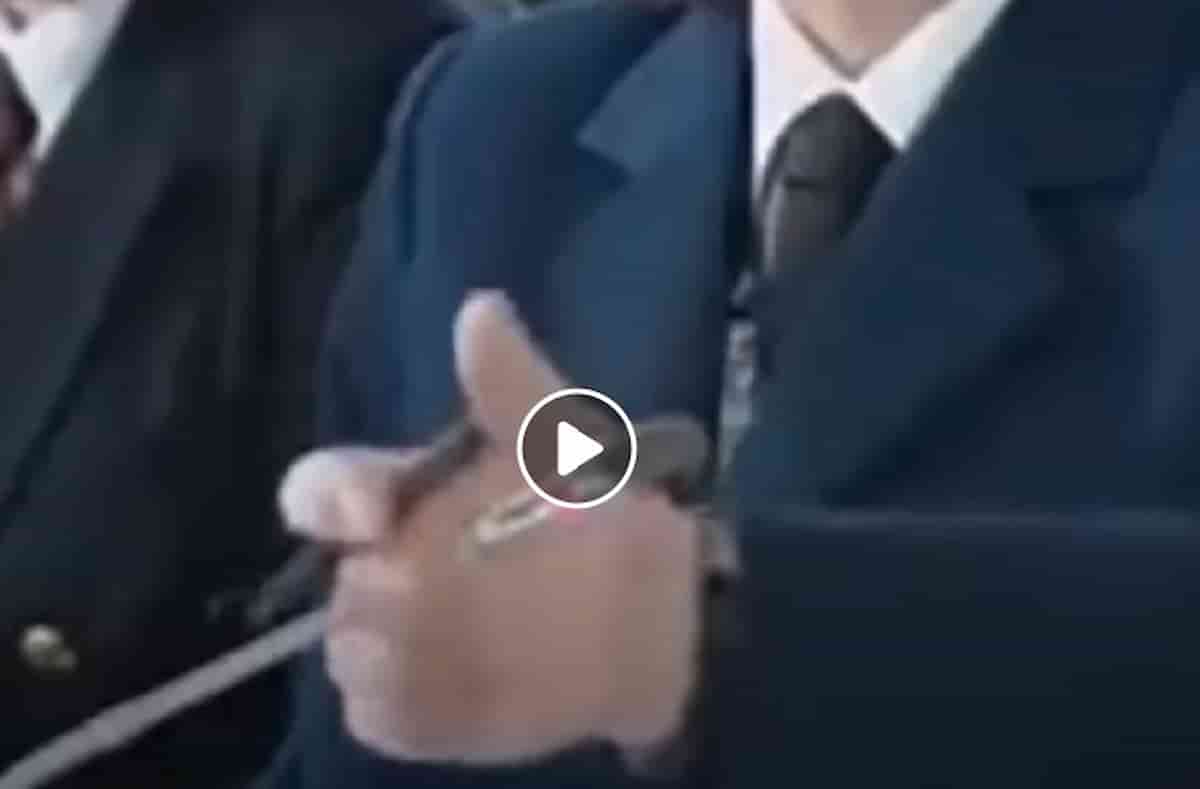 Putin parla, la mano "attraversa" il microfono VIDEO bassa risoluzione o immagini ritoccate?