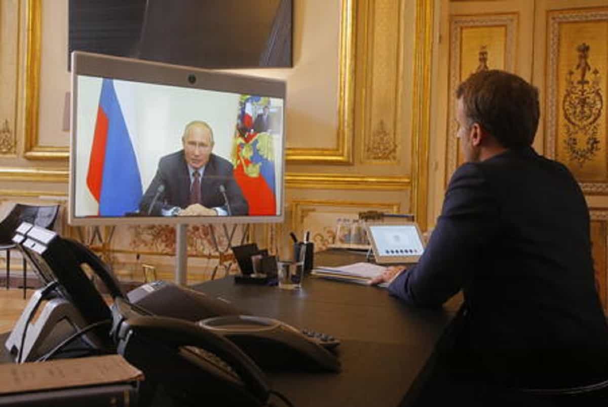 Ucraina, la telefonata tra Macron e Putin. Il presidente francese: "La Russia vuole tutta l'Ucraina"