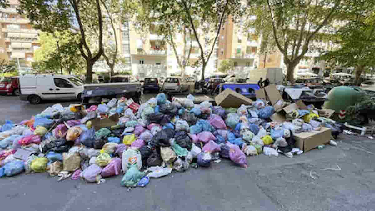 Empoli, giovane senzatetto trovato morto in un container della carta: forse schiacciato dai macchinari