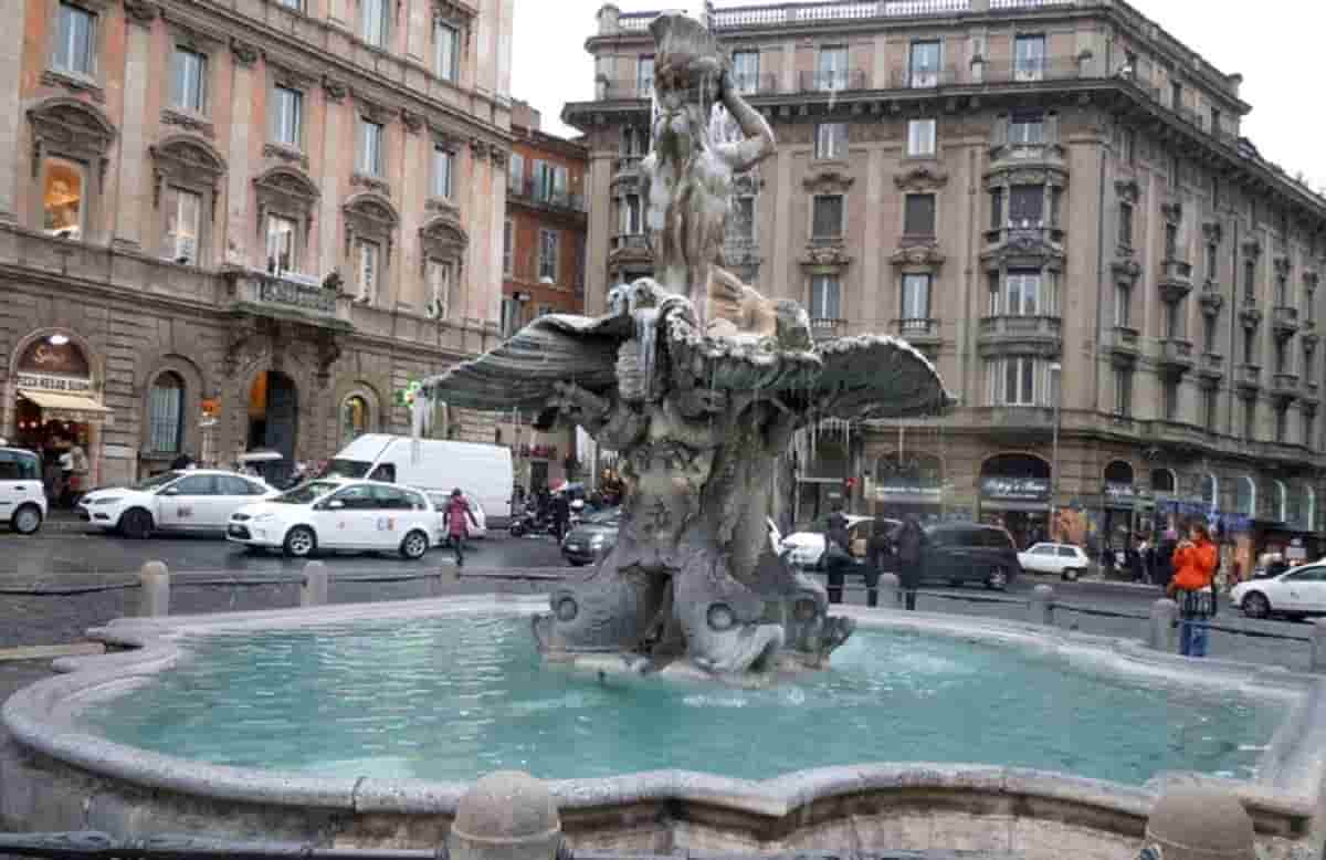 Roma, via del Tritone inaugurata nuova il 14 marzo già frantumata da camion, furgoni, auto in.... wild parking.