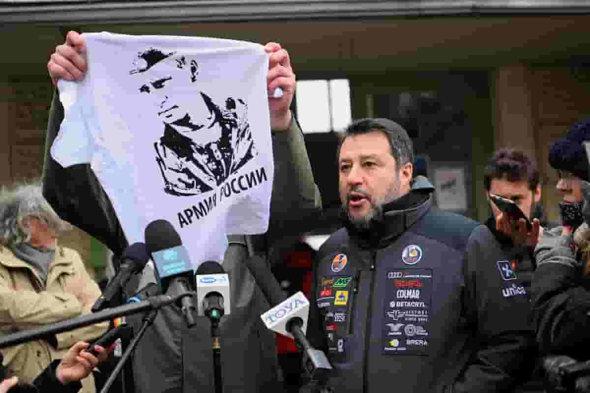 Colmar e Audi si dissociano dalla giacca di Salvini in Polonia: il giubbotto era piena di brand FOTO