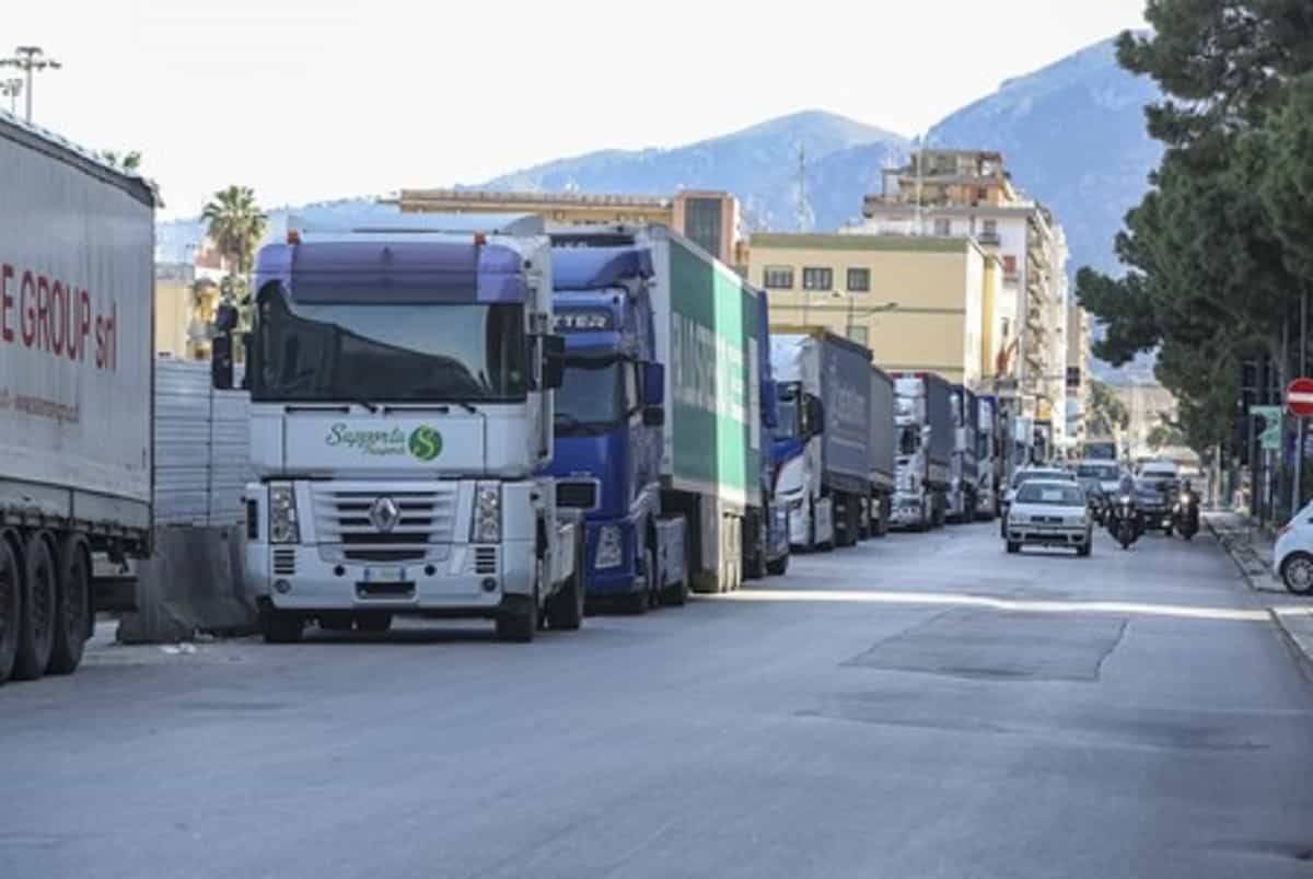 Caro benzina, lunedì 14 non ci sarà lo sciopero degli autotrasportatori. Stop dalla Commissione di garanzia