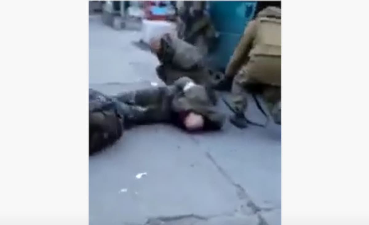 video soldati ucraini sparano alle gambe militari russi