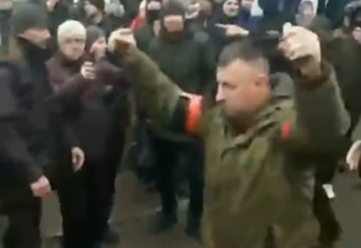 Guerra Ucraina soldato russo granate