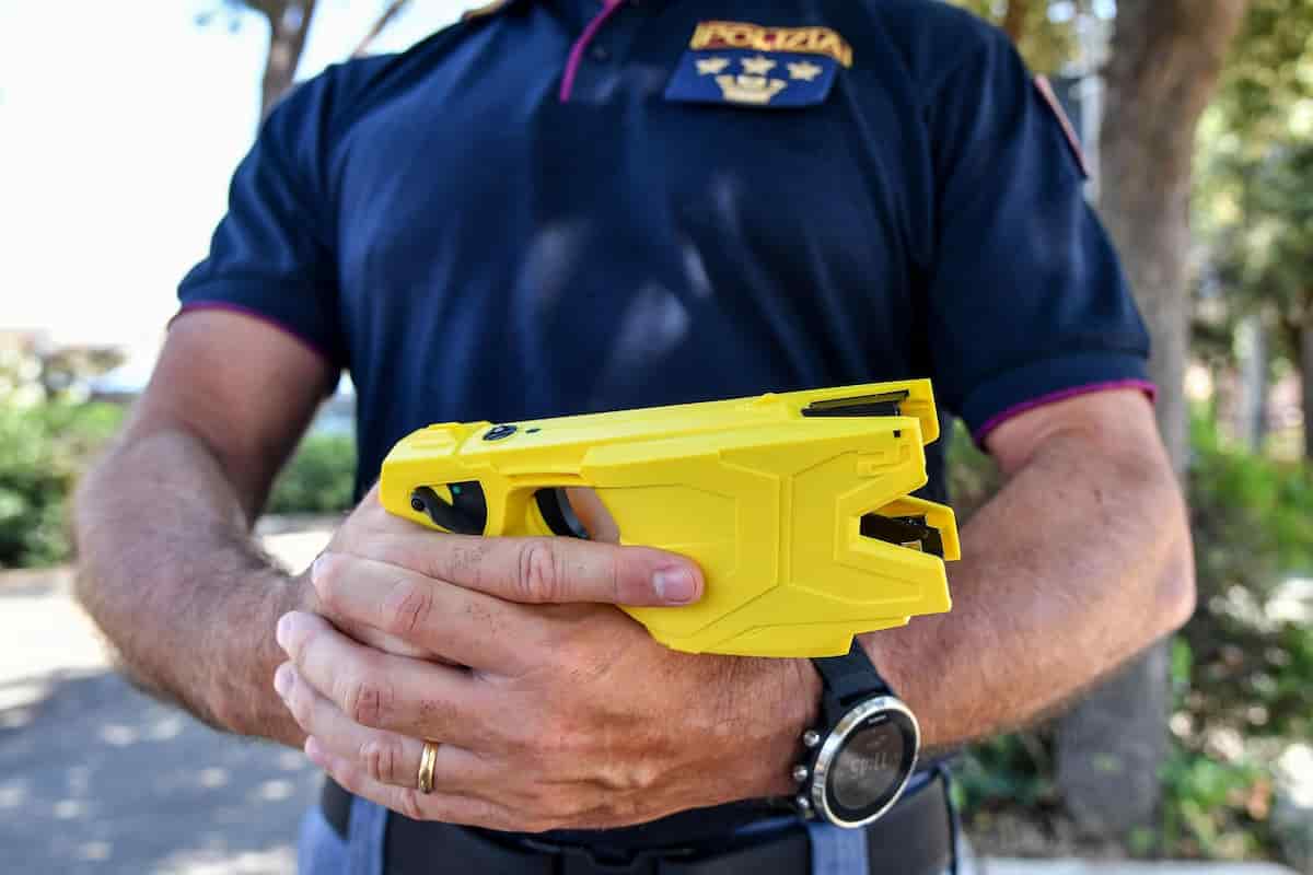 Milano poliziotti Taser