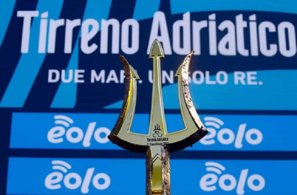 Capolavoro di Pogacar sulla montagna di Pantani. Arrivo in solitudine. La Corsa dei Due Mari è ormai sua