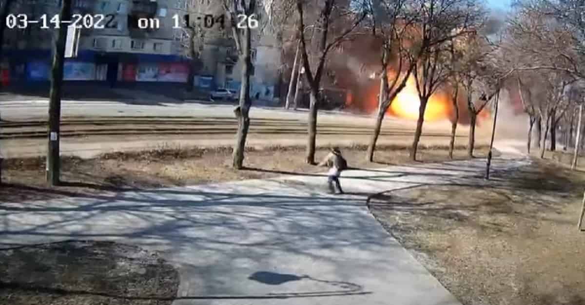 Ucraina, il momento in cui un missile russo cade tra i passanti a Kiev e polverizza un bus