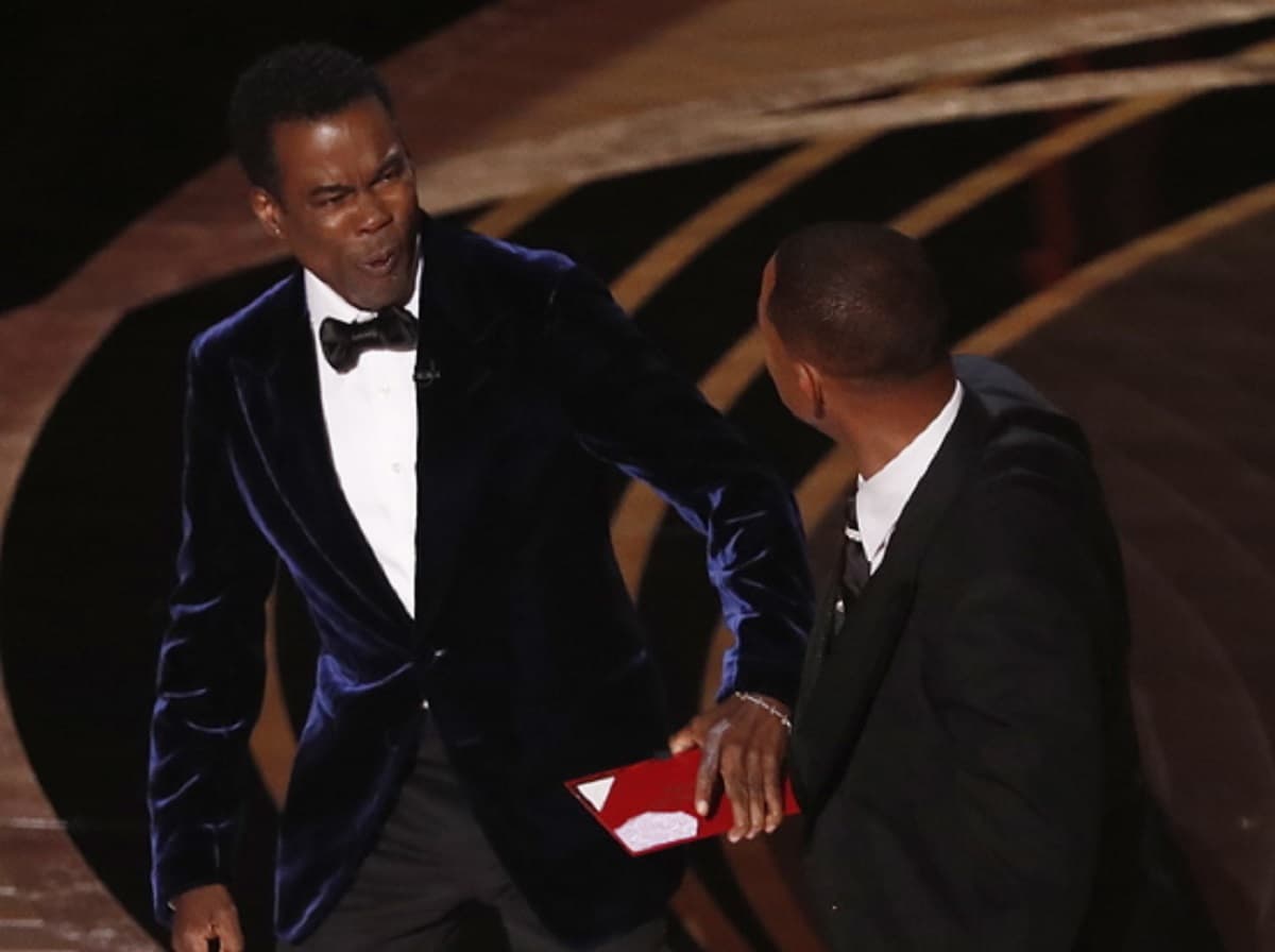 Will Smith dà un pugno a Chris Rock. Ecco cosa è successo durante la notte degli Oscar VIDEO