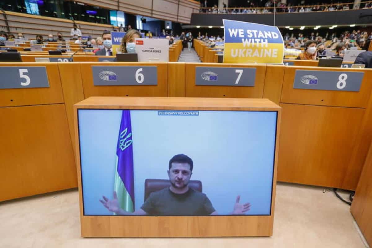 Zelensky: "Putin parla di operazioni contro le infrastrutture militari ma con i suoi missili uccide i bambini"