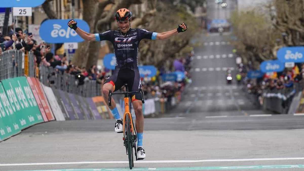 Giro di Sicilia, impresa del croato Miholjevic, 19 anni: vittoria e maglia da leader. Oggi gran finale sull’Etn