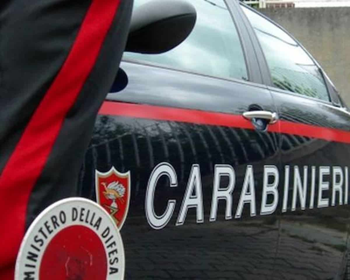 Treviglio (Bergamo), spara ai vicini di casa in strada: morto l'uomo, ferita la donna