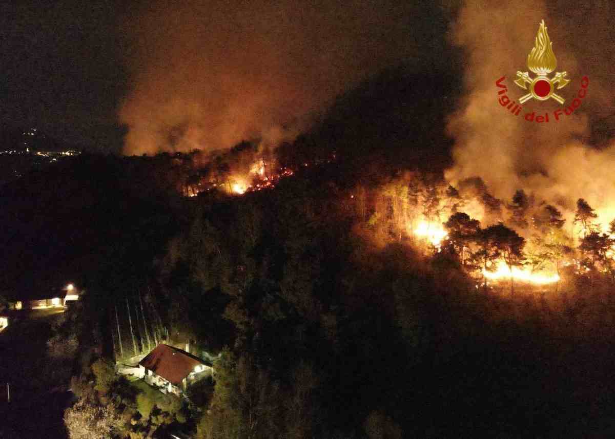 Incendio ad Angera (Varese): 9 ettari di bosco distrutti sul monte San Quirico, 50 persone sgomberate nella notte