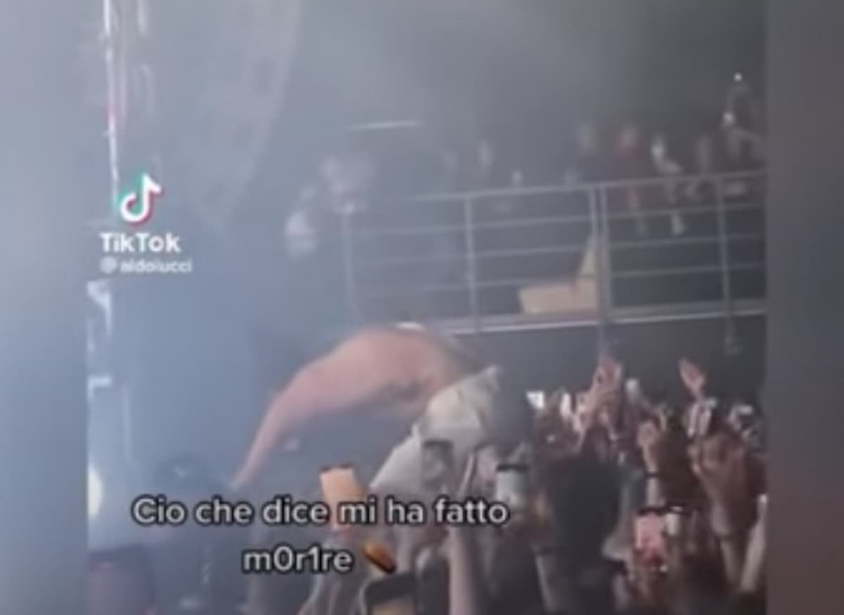 Blanco si lancia dal palco al concerto a Roma, ma i fan non riescono a prenderlo e lo fanno cadere VIDEO