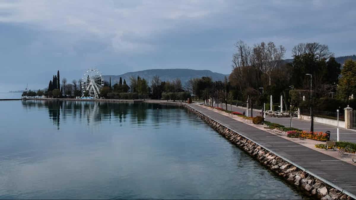 Lago di Garda, cadavere di una donna in acqua a Desenzano. Forse un caso di suicidio