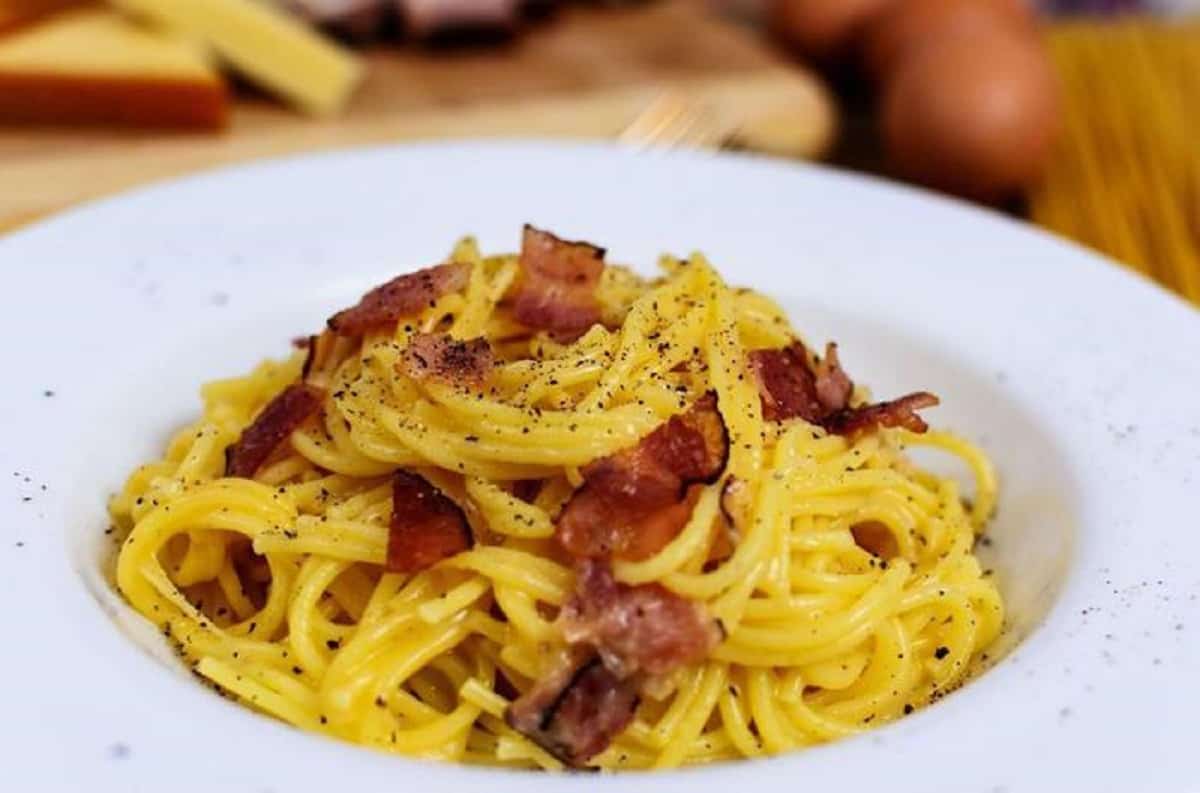Carbonara? Fino agli anni '50 non esisteva. Tortellini? Fino al 1974 ripieno era di pollo. Cronache vere di quando mangiavamo poco e male