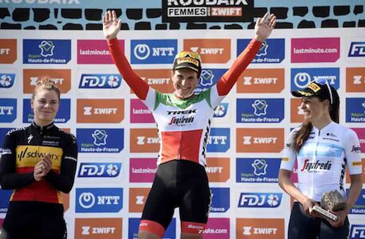 Ciclismo, trionfo di Elisa Longo Borghini nella Parigi-Roubaix femminile. Vittoria con un assolo d’altri tempi