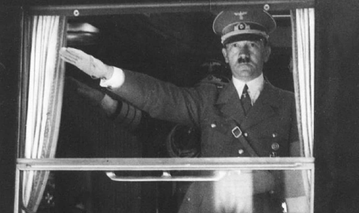 Tifosi del nemico, c'erano anche per Hitler: l'Asse dei giornali. Basta sia il nemico delle democrazie liberali