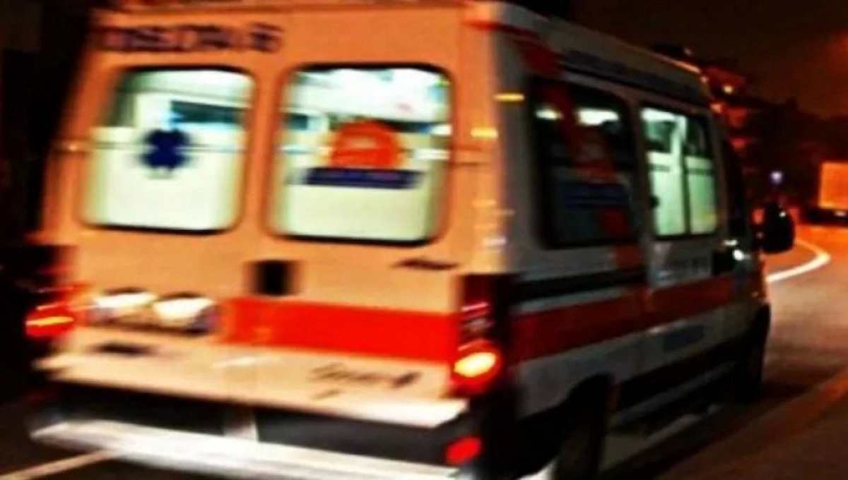 Bologna, auto finisce fuori strada in una rotonda e prende fuoco: morti carbonizzati un 31enne e un 36enne