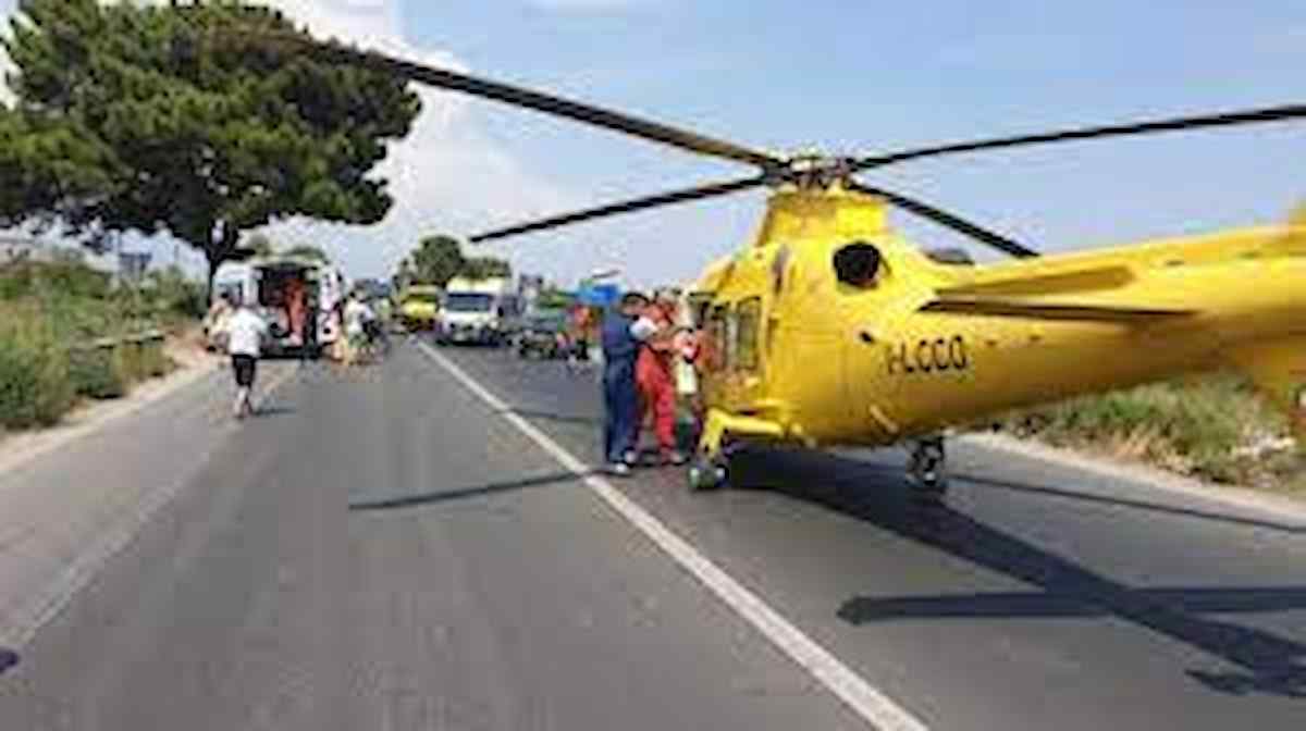 Incidente Siracusa: scontro tra due auto in Contrada Spalla, 4 feriti, strada chiusa. Interviene elisoccorso