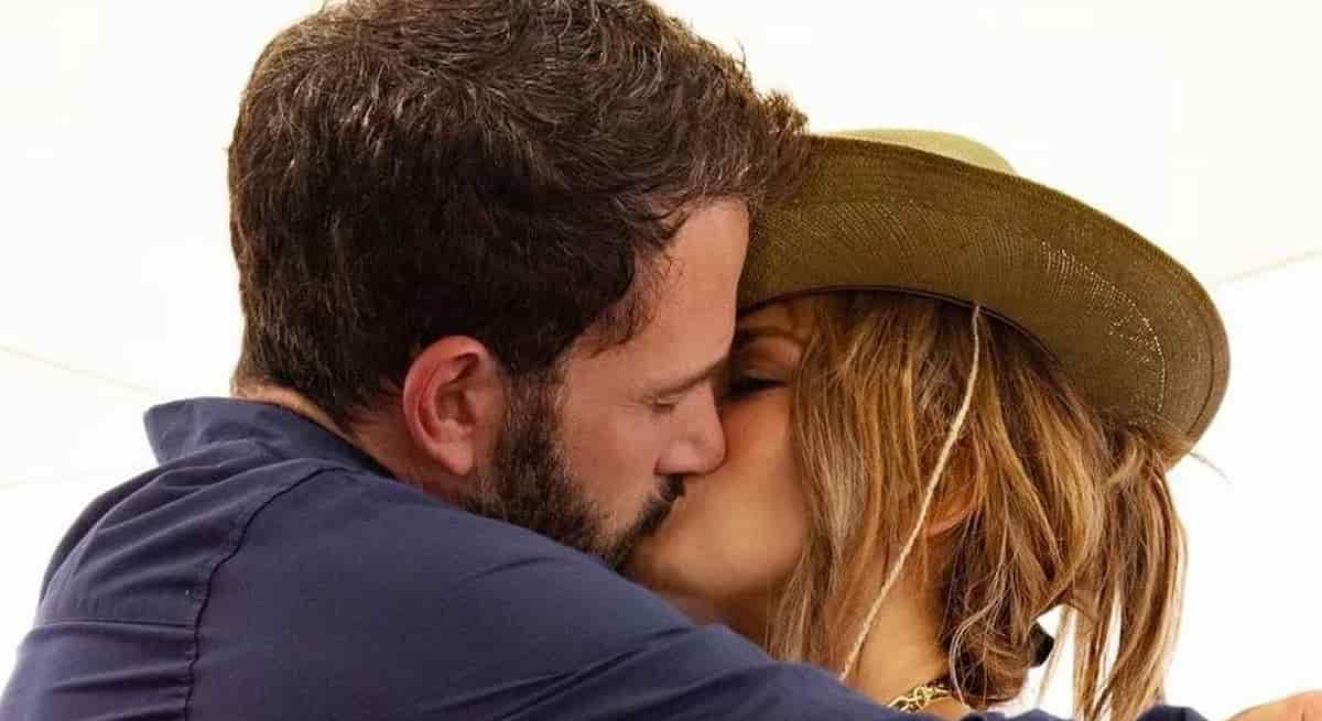 Jennifer Lopez e Ben Affleck si sposano: lei conferma il matrimonio e mostra un anello con smeraldo