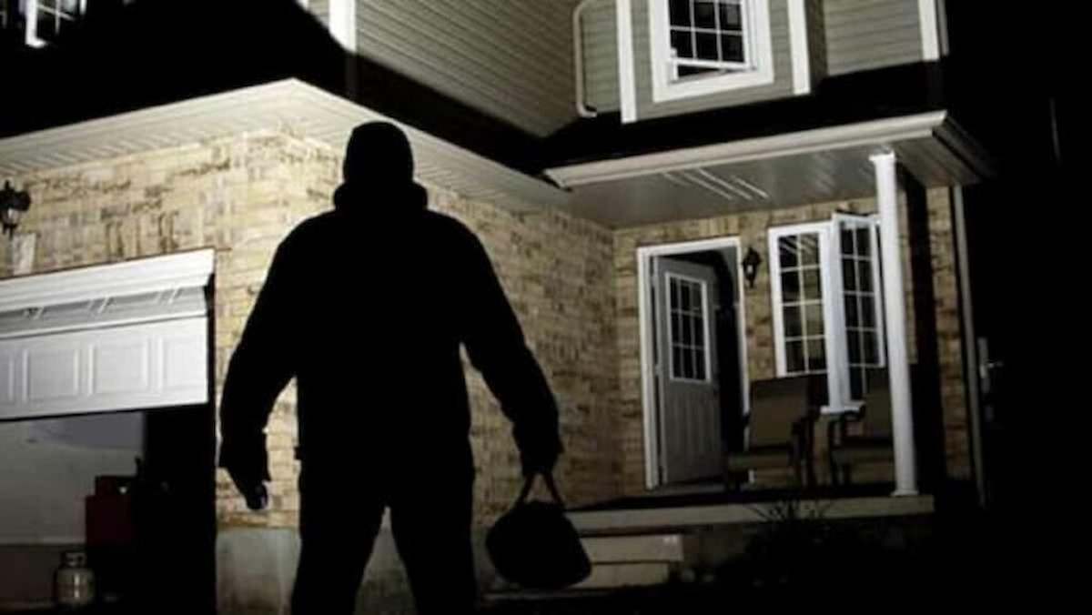 Svaligia villa di un'anziana morta 24 ore prima: sciacallo arrestato per furto aggravato a Limbiate