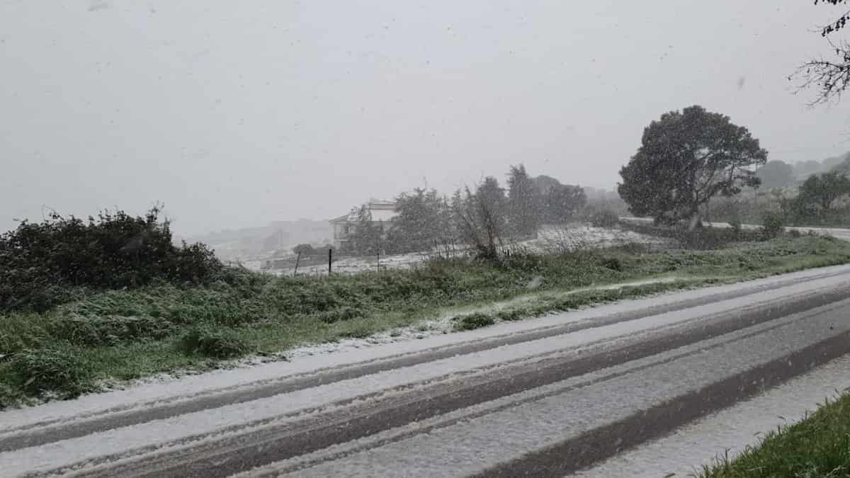 Maltempo: neve in Sardegna e Liguria, grandine e danni in Lombardia, Eolie isolate, mareggiate sul litorale romano