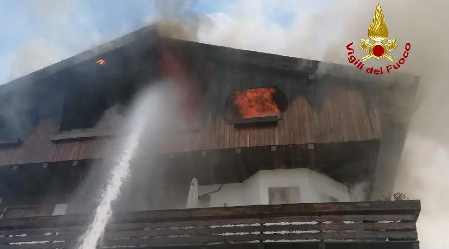 Cortina d'Ampezzo, incendio in una mansarda in via Cianderies, nessun ferito