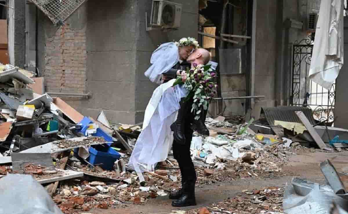 Guerra in Ucraina, il matrimonio tra le macerie a Kharkiv: lei infermiera, lui medico FOTO