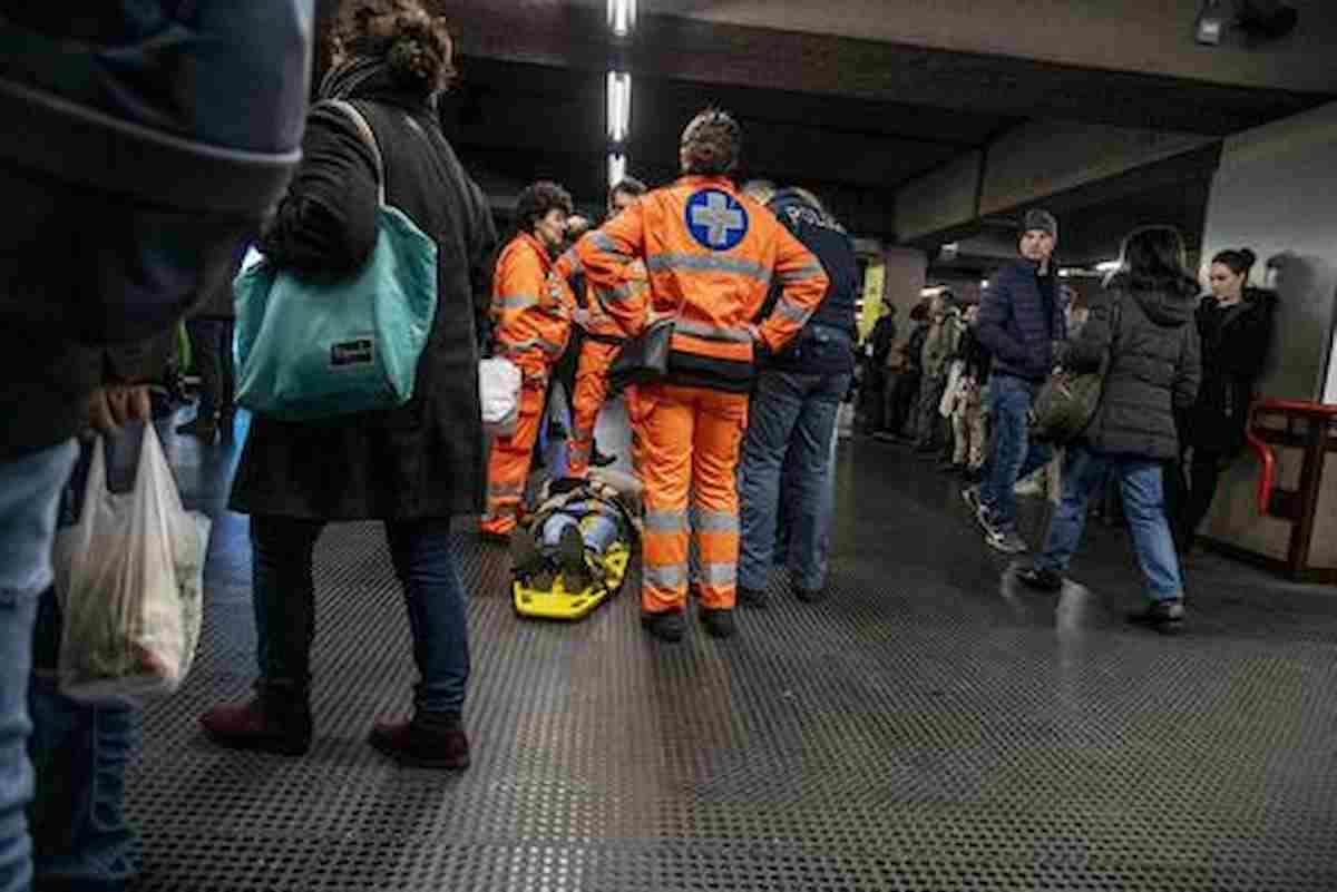 Milano, suicidio in metro: uomo travolto e ucciso a Pagano. Linea M1, treni fermi da Cadorna fino a Lotto e Gambara